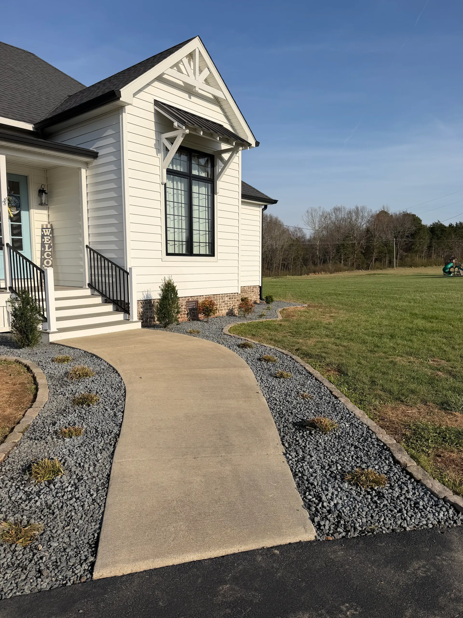 Luxury Lawns hardscape and landscaping at a modern farmhouse in Paducah, Kentucky